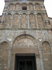 Facciata e ingresso della Pieve e
della Chiesa di S.Maria Assunta a
Chianni, nei pressi di Gambassi Terme
(12041 bytes)